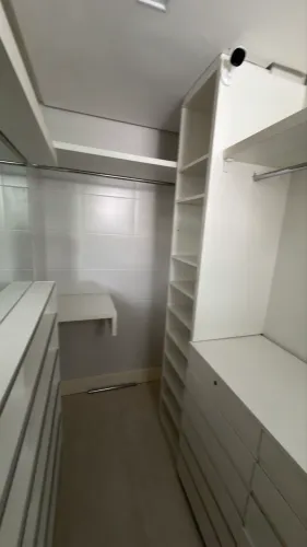 Closet - Conjunto de prateleiras, cabideiros e gaveteiros
