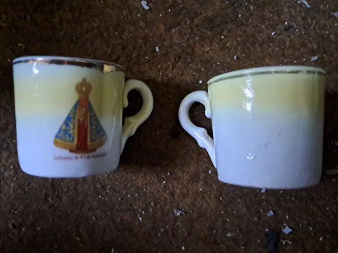 Par de Mini Xícaras Antigas Porcelana - Lembrança de Nossa Senhora Aparecida (Anos 70/80)