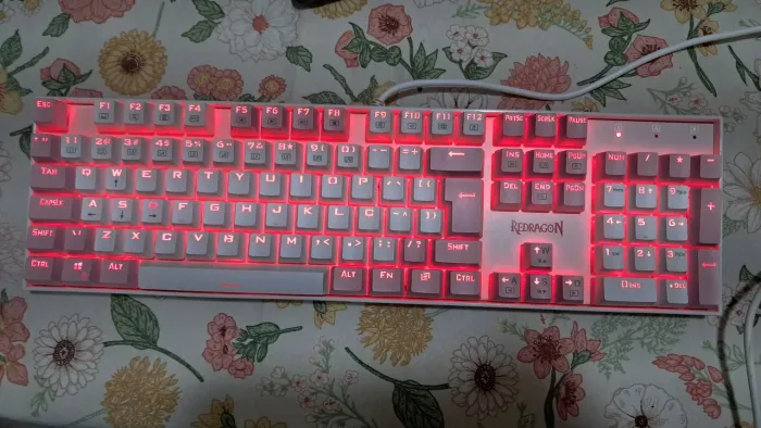 Teclado Gamer Redragon Rosa e Branco com LED | ABNT2