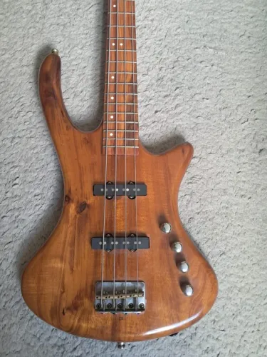 Baixo Jazz Bass