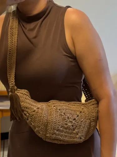 Bolsa pequena, forrada, com ziper. Dimensões: 45x15