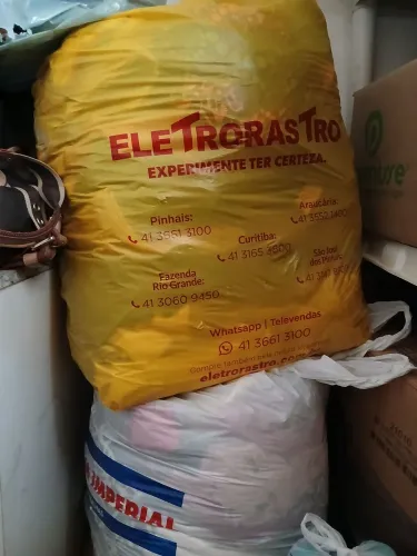 Lote de roupas para brecho.