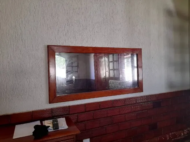 Mesa de madeira, espelho,armario