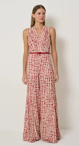 Macacão elegante na cor azul, apesar das fotos mostrarem na cor vermelha (da marca Mob)