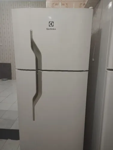 Vendo geladeira Electrolux.