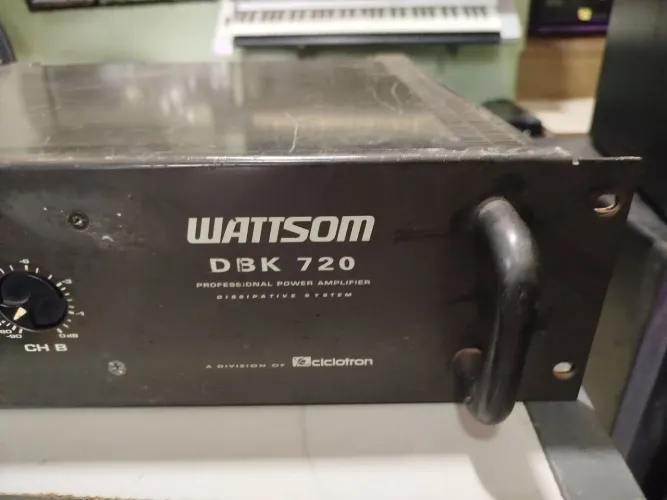 (POTÊNCIA PROFISSIONAL SEMI-NOVA WATTSOM MODELO DBK-720)