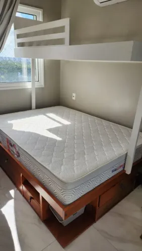 Oportunidade vendo Cama de Casal de Madeira,, acoplado a beliche mdf de solteiro
