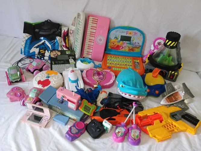 Lotão de brinquedos eletrônicos para restauro - alguns estão funcionando