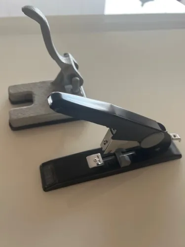Grampeador grande + perfurador de papel metálico