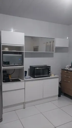 Armário branco com porta espelhada