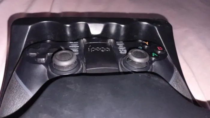 Esse é o controle iPega modelo PG-9076 Bluetooth