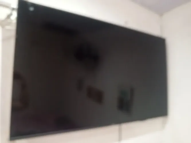 Vendo uma televisão com defeito está nova tem só um mês de uso