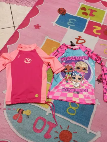Blusa de piscina infantil