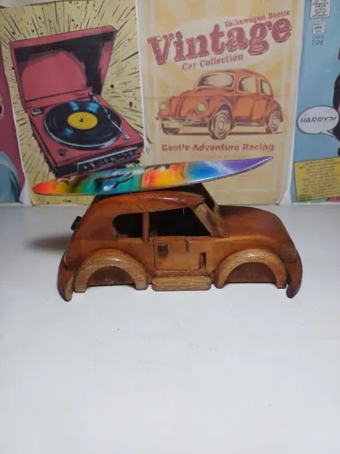 Fusca artesanal de madeira com prancha de surf no teto 