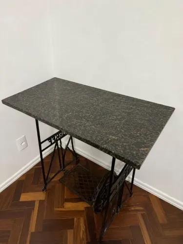 Mesa tipo aparador (pé de máquina com tampo granito)