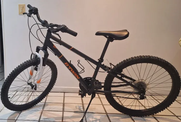 Bicicleta aro 24 / 21 marchas BTwin com amortecedor e câmbio Shimano