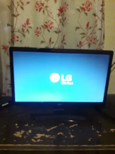 TV LG com defeito vai com controle.