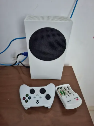 Xbox series s semi novo.