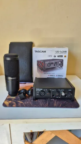 Interface tascan2x1+ microfone condensador AT2020. Ambos em perfeito estado.