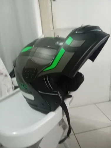 Capacete escamoteável