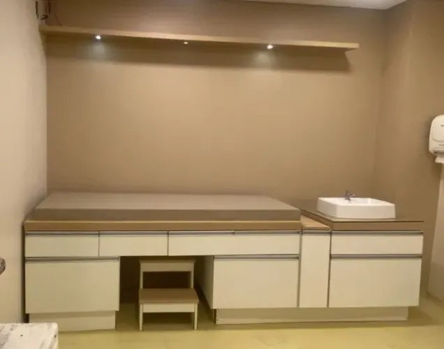 Maca acoplada com gavetas e pia