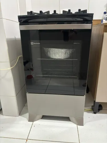 Fogão 4 bocas Electrolux Prata Efficient com Mesa de Vidro, Tripla Chama e VaporBake 