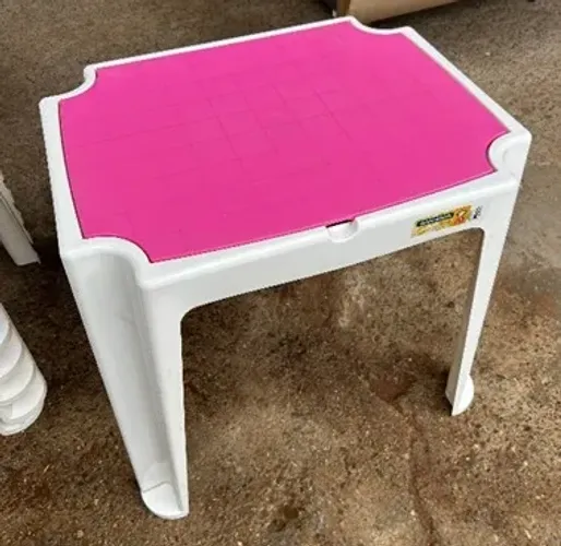 Mesa infantil em plástico com armazenamento interno - cor rosa