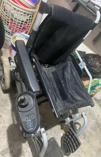 Cadeira motorizada Dellamed (usada)