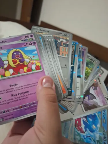 Cartas pokemon 40 normais 10 brilhantes e uma rara