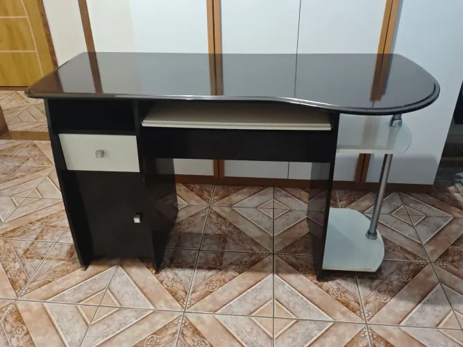 Mesa com suporte para teclado