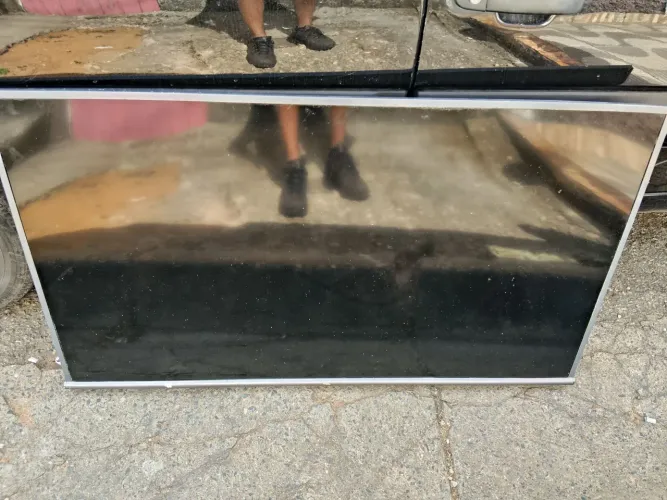 Vende -se uma TV ta com a tela queimanda pra retirar peças...