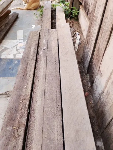 Vende 5 unidade de esteio de Angelim pedra,sendo três de 4 metros e 2 de cinco metros