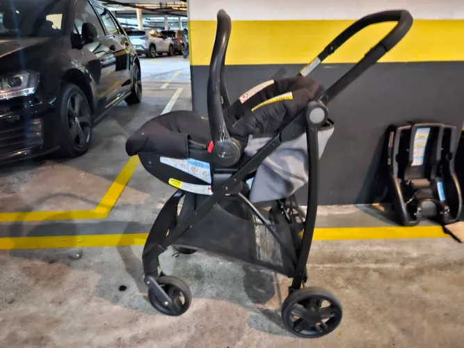 Carrinho de bebê e cadeirinha automotiva