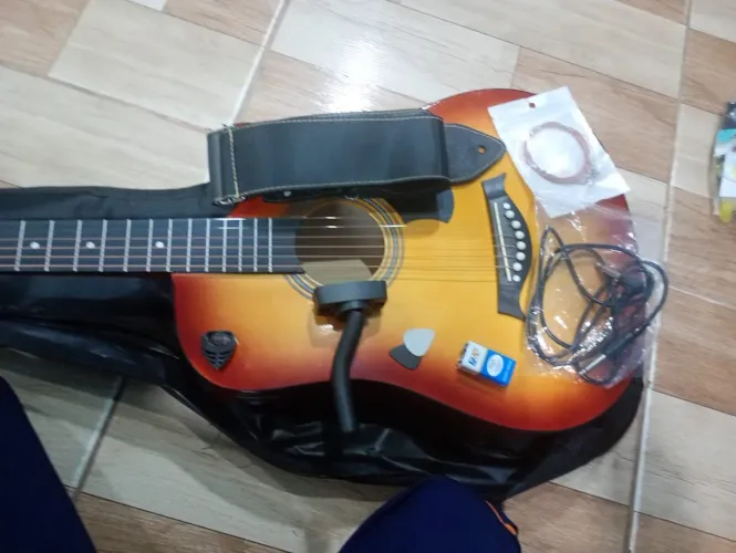 Violão elétrico com todos os acessórios 