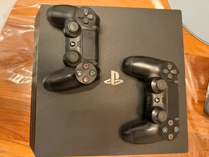 PS4 Pro 1tb Desbloqueado com 2 controles
