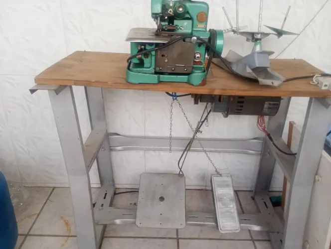 Máquina de costura overloque