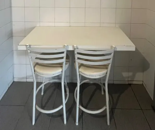 Conjunto mesa suspensa + 2 banquetas