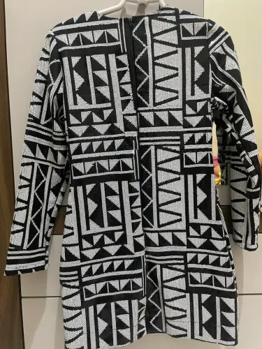 Vestido Geométrico Preto e Branco em Latejoulas