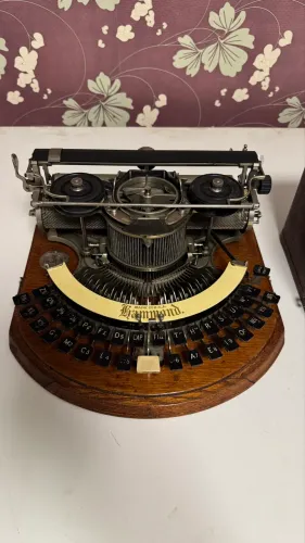 Máquina de Escrever Antiga Hammond - Teclado Curvo (Rara)