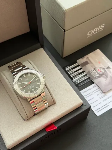 Relógio Oris Aquis Date 