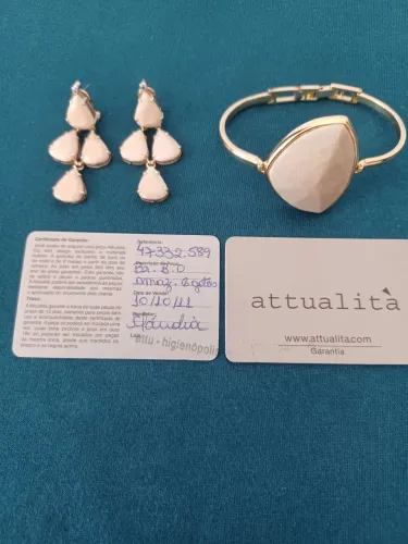 Brincos e pulseira com pedra natural amazônica bege
