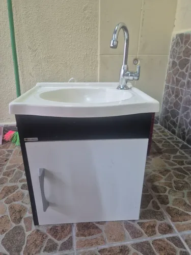 Gabinete de banheiro completo com torneira