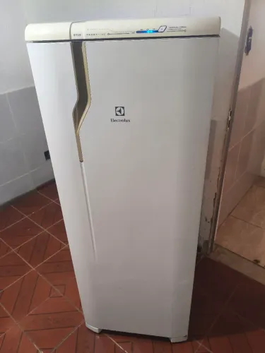 Excelente Geladeira Electrolux RFE39, Fostfree temperatura digital,322 litros .