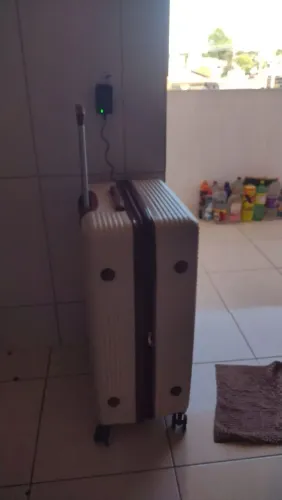Mala grande semi- nova só feito duas viagens, com tranca 