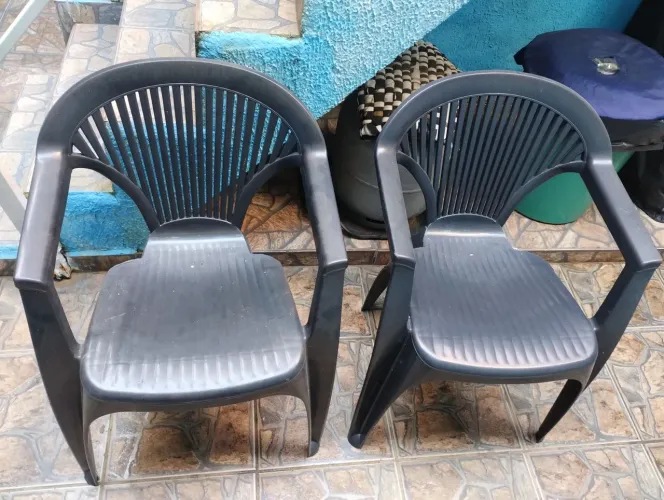Cadeira de plástico as duas