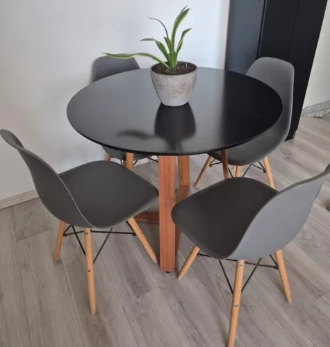 Conjunto de Mesa e 4 Cadeiras