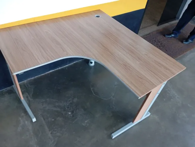 Vende-se mesa para computador semi-nova em ótimo estado