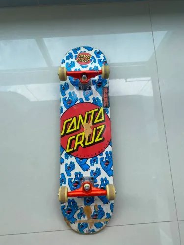 Skate com shape Santa Cruz e rolamentos Red Bones originais. (SÓ VENDA PRESENCIAL)