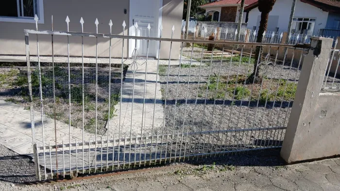Portão e grades de ferro