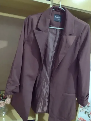 Blazer feminino alongado alfaiataria com pregas nos punhos, cor Marrom, Tam P 